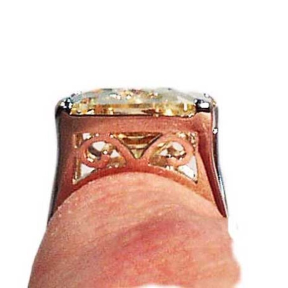 8 carat YELLOW CUBIC ZIRCONIA SOLITAIRE, STERLING SILVER, SIZE 6, HOLT RENFREW, - Picture 7 of 7